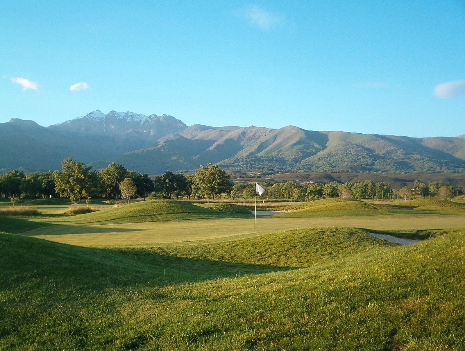 Campo de golf en Candeleda con vistas a la Sierra de Gredos